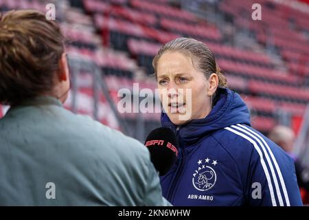 ENSCHEDE, NIEDERLANDE - NOVEMBER 27: Cheftrainer Suzanne Bakker von Ajax während des niederländischen Azerion Womens Eredivisie-Spiels zwischen FC Twente und Ajax in Grolsch Veste am 27. November 2022 in Enschede, Niederlande (Foto von Marcel ter Bals/Orange Pictures) Stockfoto