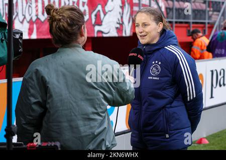 ENSCHEDE, NIEDERLANDE - NOVEMBER 27: Cheftrainer Suzanne Bakker von Ajax während des niederländischen Azerion Womens Eredivisie-Spiels zwischen FC Twente und Ajax in Grolsch Veste am 27. November 2022 in Enschede, Niederlande (Foto von Marcel ter Bals/Orange Pictures) Stockfoto