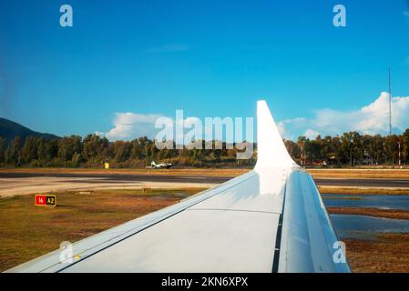 Kerkyra, Griechenland - 09 29 2022: Blick vom Flugzeug zum Boing White Wing und Flugplatz des Flughafens Korfu. Stockfoto