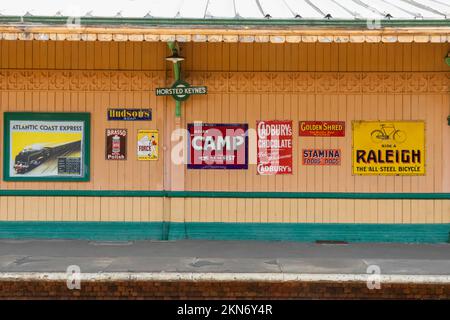 England, Sussex, Bluebell Railway, Horsted Keynes Station, Bahnsteigszene Stockfoto