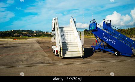 Kerkyra, Griechenland - 09 29 2022: Blick auf den Flughafen Korfu auf der leeren Passagierleiter bei sonnigem Wetter. Stockfoto
