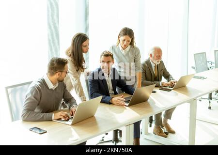 Gruppe von Geschäftsleuten und Geschäftsfrauen, die im Amt zusammenarbeiten Stockfoto