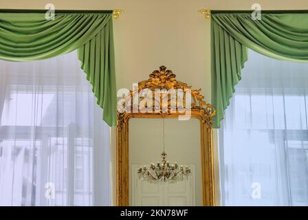 Alter Kronleuchter und Spiegel im Zimmer Stockfoto