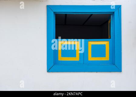 Fensterdetails im Kolonialstil im Dorf Salento, Quindio, Kolumbien Stockfoto