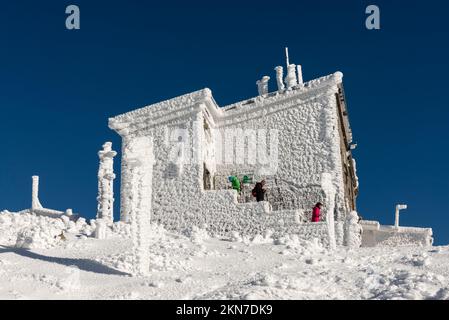 Erster Schnee an der Black Peak Hut bei 2290 m gegen den blauen Himmel, Vitosha-Berg bei Sofia, Bulgarien, Osteuropa, Balkan, EU Stockfoto