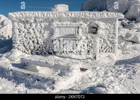 Gefrorener Schnee bedeckt in Reimeis Picknick-Bereich am Black Peak Summit auf 2290 m im Vitosha-Berg in der Nähe von Sofia, Bulgarien Stockfoto