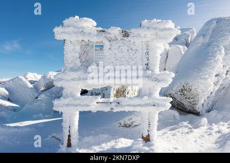 Schneebedeckte Informationstafel am Black Peak auf 2290 m Höhe im Vitosha-Berg bei Sofia, Bulgarien Stockfoto