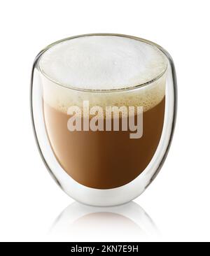 Cappuccino in Glas, isoliert auf weißem Hintergrund Stockfoto