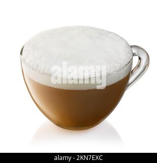 Cappuccino in transparentem Becher, isoliert auf weißem Hintergrund Stockfoto
