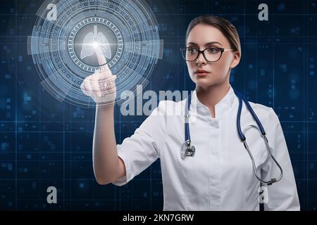 Eine Ärztin, die auf das futuristische hud-Interface zeigt. Lungenuntersuchungskonzept Stockfoto