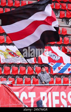 ENSCHEDE, NIEDERLANDE - NOVEMBER 27: Fan von Ajax während des niederländischen Azerion Womens Eredivisie-Spiels zwischen FC Twente und Ajax in Grolsch Veste am 27. November 2022 in Enschede, Niederlande (Foto von Marcel ter Bals/Orange Pictures) Stockfoto