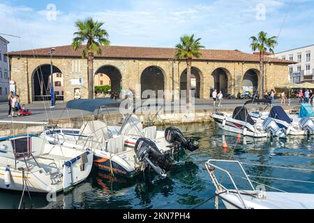 Taverna Koper aus dem 17.. Jahrhundert (Salzlager des Markusdoms) von Marina, Pristaniska ulica, Koper, Slowenisch-Istrien, Slowenien Stockfoto