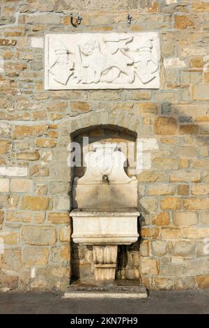 Wasserbrunnen vor der Taverna Koper aus dem 17.. Jahrhundert (Markussalzlager) Pristaniska ulica, Koper, Slowenische Istrien, Slowenien Stockfoto