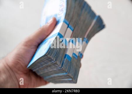Russischer Rubel in den männlichen Händen, Bargeld, Gehalt oder Einkaufskonzept Stockfoto
