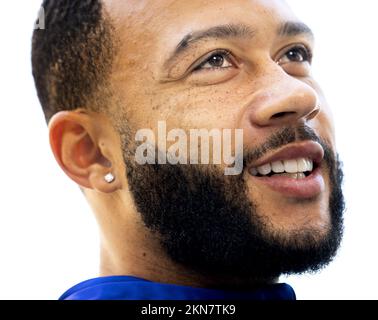 DOHA - Memphis Depay of Holland während eines Medientreffens der niederländischen Nationalmannschaft während der Fußballweltmeisterschaft. ANP KOEN VAN WEEL Stockfoto