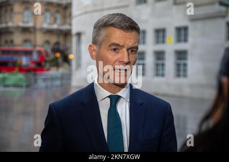 London, England, Großbritannien. 27.. November 2022. Der Verkehrsminister MARK HARPER wird vor der BBC gesehen, wie er am Sonntag mit Laura Kuenssberg erscheint. (Kreditbild: © Tayfun Salci/ZUMA Press Wire) Kredit: ZUMA Press, Inc./Alamy Live News Stockfoto