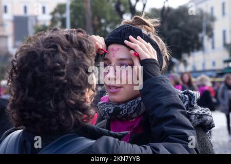 Rom, Italien. 26.. November 2022. Demonstration, organisiert von der Vereinigung "Non Una Di Meno" in Rom, gegen Gewalt gegen Frauen (Foto von Matteo Nardone/Pacific Press), Kredit: Pacific Press Media Production Corp./Alamy Live News Stockfoto