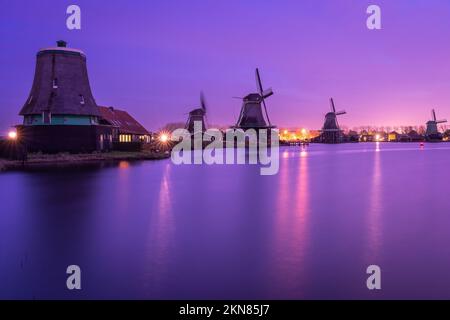 Traditionelle holländische Windmühlen in Zaanse Schans am Abend Stockfoto