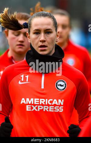 London, Großbritannien. 27.. November 2022. Dartford, England, November 27 2022: Elisabeth Terland (11 Brighton) wärmt sich während des Barclays The FA Women's Continental Tyres League Cup Spiels zwischen den London City Lionesses V Brighton und Hove Albion im Princess Park Stadium Dartford.England auf. (K Hodgson/SPP) Guthaben: SPP Sport Press Photo. Alamy Live News Stockfoto