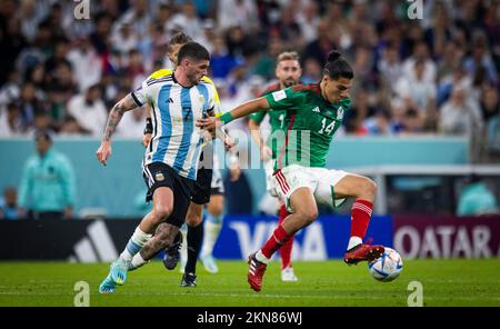 Doha, Katar. 26.. November 2022. Erick Gutierrez (Mexiko), Rodrigo de Paul (Arg) Argentinien - Mexiko Weltmeisterschaft 2022 in Katar 26.11.2022 Kredit: Moritz Mul Stockfoto