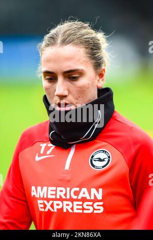 London, Großbritannien. 27.. November 2022. Dartford, England, November 27 2022: Maisie Symonds (17 Brighton) wärmt sich während des Barclays The FA Women's Continental Tyres League Cup Spiels zwischen den London City Lionesses V Brighton und Hove Albion im Princess Park Stadium Dartford.England auf. (K Hodgson/SPP) Guthaben: SPP Sport Press Photo. Alamy Live News Stockfoto