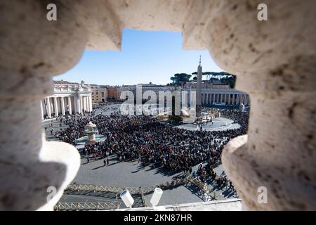 Vatikan, Vatikan. 27.. November 2022. Italien, Rom, Vatikan, 2022/11/27. Papst Franziskus spricht die Menge vom Fenster des Apostolischen Palastes mit Blick auf den Petersplatz während des Angelusbetens im Vatikan an. Foto: Vatikan Media/katholische Presse Foto . BESCHRÄNKT AUF REDAKTIONELLE VERWENDUNG - KEIN MARKETING - KEINE WERBEKAMPAGNEN. Kredit: Unabhängige Fotoagentur/Alamy Live News Stockfoto