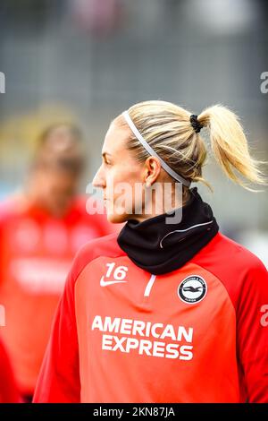 London, Großbritannien. 27.. November 2022. Dartford, England, November 27 2022: Emma Kullberg (16 Brighton) wärmt sich beim Barclays The FA Women's Continental Tyres League Cup zwischen den London City Lionesses V Brighton und Hove Albion im Princess Park Stadium Dartford.England auf. (K Hodgson/SPP) Guthaben: SPP Sport Press Photo. Alamy Live News Stockfoto