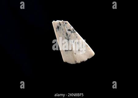 Blauschimmelkäse, Dor Bleu oder Roquefort Schimmelkäse auf schwarzem Isolat, Lifestyle-Essen Stockfoto