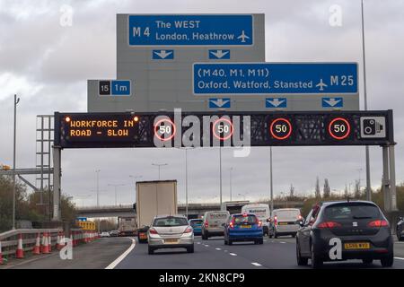 Heathrow, Großbritannien. 26.. November 2022. Auf der M25 stehen Schlangen an der Anschlussstelle 15, der Ausfahrt zur M4 Heathrow Junction. Die M4 ist an diesem Wochenende wieder teilweise geschlossen zwischen der Abfahrt 4B und der Abfahrt 5 für intelligente Autobahnarbeiten, was zu einem Chaos im Verkehr führt. Kredit: Maureen McLean/Alamy Stockfoto