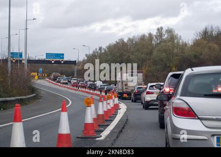 Heathrow, Großbritannien. 26.. November 2022. Auf der M25 stehen Schlangen an der Anschlussstelle 15, der Ausfahrt zur M4 Heathrow Junction. Die M4 ist an diesem Wochenende wieder teilweise geschlossen zwischen der Abfahrt 4B und der Abfahrt 5 für intelligente Autobahnarbeiten, was zu einem Chaos im Verkehr führt. Kredit: Maureen McLean/Alamy Stockfoto