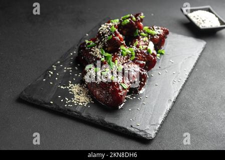 Asiatisches Essen. Hausgemachte koreanische würzige Hähnchenflügel mit Sesamsamen Stockfoto