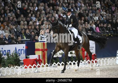 STOCKHOLM 20221127 Isabell Werth auf dem Pferd DSP Quantaz beim FEI Grand Prix kür im Wettbewerb Lövsta Top 10 Dressur, Schweden in Stockfoto