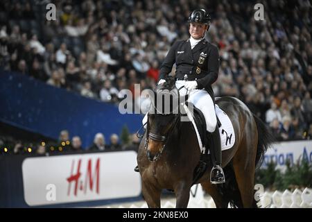 STOCKHOLM 20221127 Isabell Werth auf dem Pferd DSP Quantaz beim FEI Grand Prix kür im Wettbewerb Lövsta Top 10 Dressur, Schweden in Stockfoto