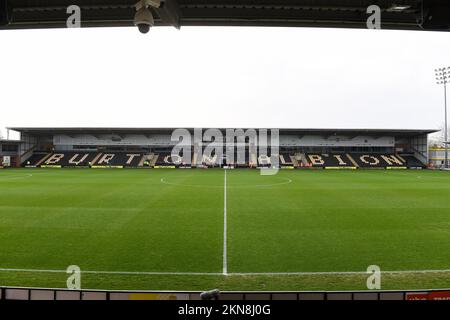 Burton Upon Trent, Großbritannien. Sonntag, 27.. November 2022. Allgemeiner Blick auf das Pirelli-Stadion, Heimat von Burton Albion vor dem FA-Cup-Spiel der zweiten Runde zwischen Burton Albion und Chippenham Town im Pirelli-Stadion, Burton Upon Trent am Sonntag, den 27.. November 2022. (Kredit: Jon Hobley | MI News) Kredit: MI News & Sport /Alamy Live News Stockfoto