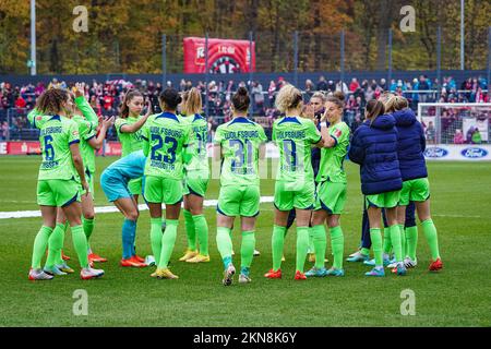 Köln, Deutschland. 27.. November 2022. Köln, Deutschland, November 27. 2022: Spieler der VfL Wolfsburg vor dem FLYERALARM Frauen-Bundesliga-Spiel zwischen 1. FC Köln und VfL Wolfsburg im Franz-Kremer-Stadion in Köln. (Norina Toenges/SPP) Kredit: SPP Sport Press Photo. Alamy Live News Stockfoto