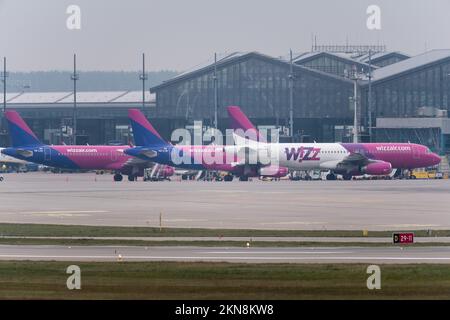 Billigfluggesellschaft Wizz Air Airbus A320-200 in Danzig Flughafen Lech Walesa in Danzig, Polen © Wojciech Strozyk / Alamy Stock Photo *** Lokale Beschriftung *** Stockfoto