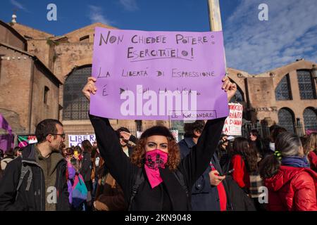 Rom, Italien. 26.. November 2022. Demonstration der Vereinigung „Non Una Di Meno“ in Rom gegen Gewalt gegen Frauen (Kreditbild: © Matteo Nardone/Pacific Press via ZUMA Press Wire) Stockfoto