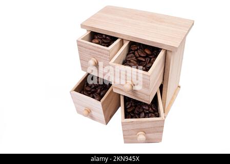 Holzkiste mit Zellen gefüllt mit Kaffeebohnen. Kaffeebohnen nebeneinander verstreut, isoliert auf weißem Hintergrund Draufsicht Stockfoto