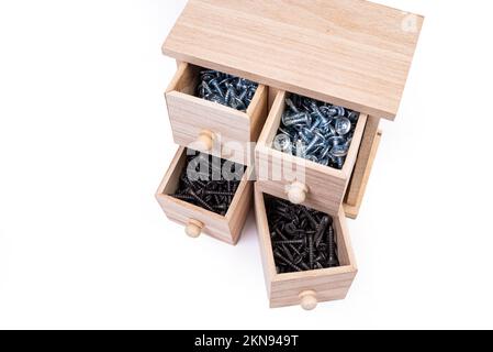Holzkasten für Metallbolzen, Schrauben und Muttern schließen, Blechschrauben aus Stahl, Blechschraube für Metall, für Eisen, verchromt Stockfoto