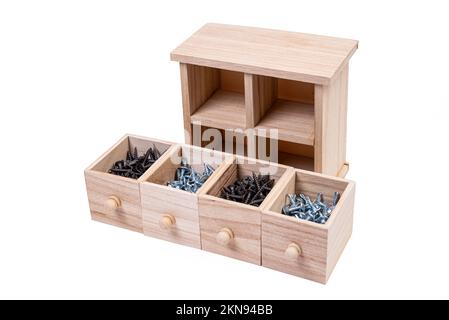 Holzkasten für Metallbolzen, Schrauben und Muttern schließen, Blechschrauben aus Stahl, Blechschraube für Metall, für Eisen, verchromt Stockfoto