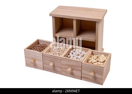 Muster von rohem Getreide, Bohnen und Samen, Oberflächenstruktur, Mischung aus Grobgrieß in quadratischer Holzbox. Kleine Holzbox mit Zellen mit Bohnen, Linsen, Haferbrei Stockfoto