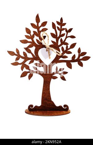 Holzbaum mit Herz. Die Holzrinde des Waldes mit Zeichen des Herzens. Liebe in der Natur. Isoliert auf weiß Stockfoto