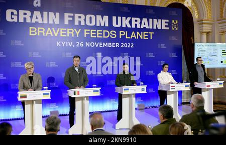 Nicht exklusiv: KIEW, UKRAINE - 26. NOVEMBER 2022 - Premierminister der Republik Litauen Ingrida SIMONYTE, Premierminister des Königreichs Belg Stockfoto