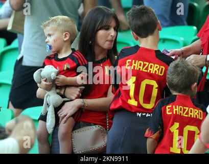 Natacha, die Ehefrau von Red Devil Eden Hazard und den Kindern von Eden Hazard Yanis, Leo und Samy, die vor einem Fußballspiel zwischen der belgischen Nationalmannschaft Red Devils und Marokko in Gruppe F der FIFA-Weltmeisterschaft 2022 im Al Thumama Stadium, Doha, auf der Tribüne zu sehen waren, Bundesstaat Katar am Sonntag, den 27. November 2022. BELGA PHOTO VIRGINIE LEFOUR Stockfoto