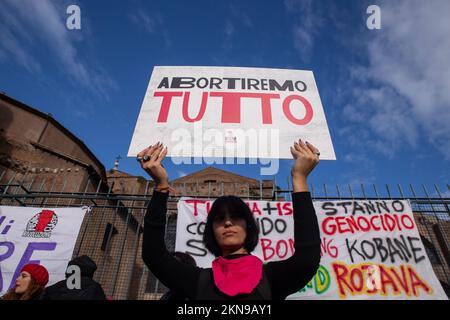 Rom, Italien. 26.. November 2022. Demonstration der Vereinigung „Non Una Di Meno“ in Rom gegen Gewalt gegen Frauen (Kreditbild: © Matteo Nardone/Pacific Press via ZUMA Press Wire) Stockfoto