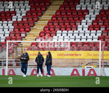 London, Großbritannien. 27.. November 2022. London, England, November 27. 2022: Tottenham-Spieler, die sich während des Womens League Cup-Spiels zwischen Tottenham Hotspur und Coventry United im Brisbane Road Stadium, England, unterhalten. (Daniela Torres/SPP) Kredit: SPP Sport Press Photo. Alamy Live News Stockfoto