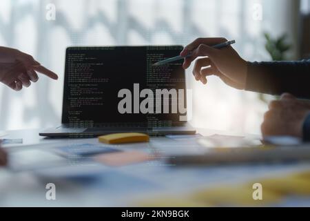 Gruppe von UX-UI oder Designern, die an der Erstellung von Inhalten für mobile Anwendungen arbeiten. Konzept der Agentur für kreative digitale Entwicklung Stockfoto