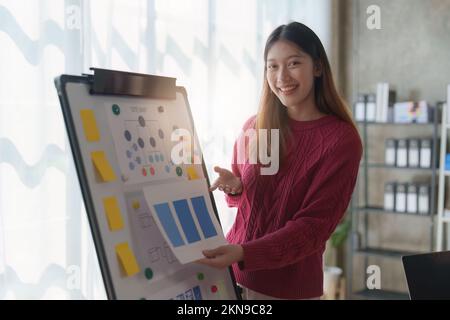 Gruppe von UX-UI oder Designern, die an der Erstellung von Inhalten für mobile Anwendungen arbeiten. Konzept der Agentur für kreative digitale Entwicklung Stockfoto