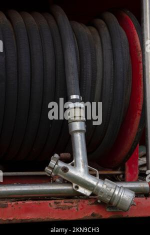 Teile eines zerstörten Feuerwehrwagens Stockfoto