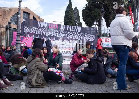 Rom, Italien. 26.. November 2022. Demonstration der Vereinigung „Non Una Di Meno“ in Rom gegen Gewalt gegen Frauen (Kreditbild: © Matteo Nardone/Pacific Press via ZUMA Press Wire) Stockfoto